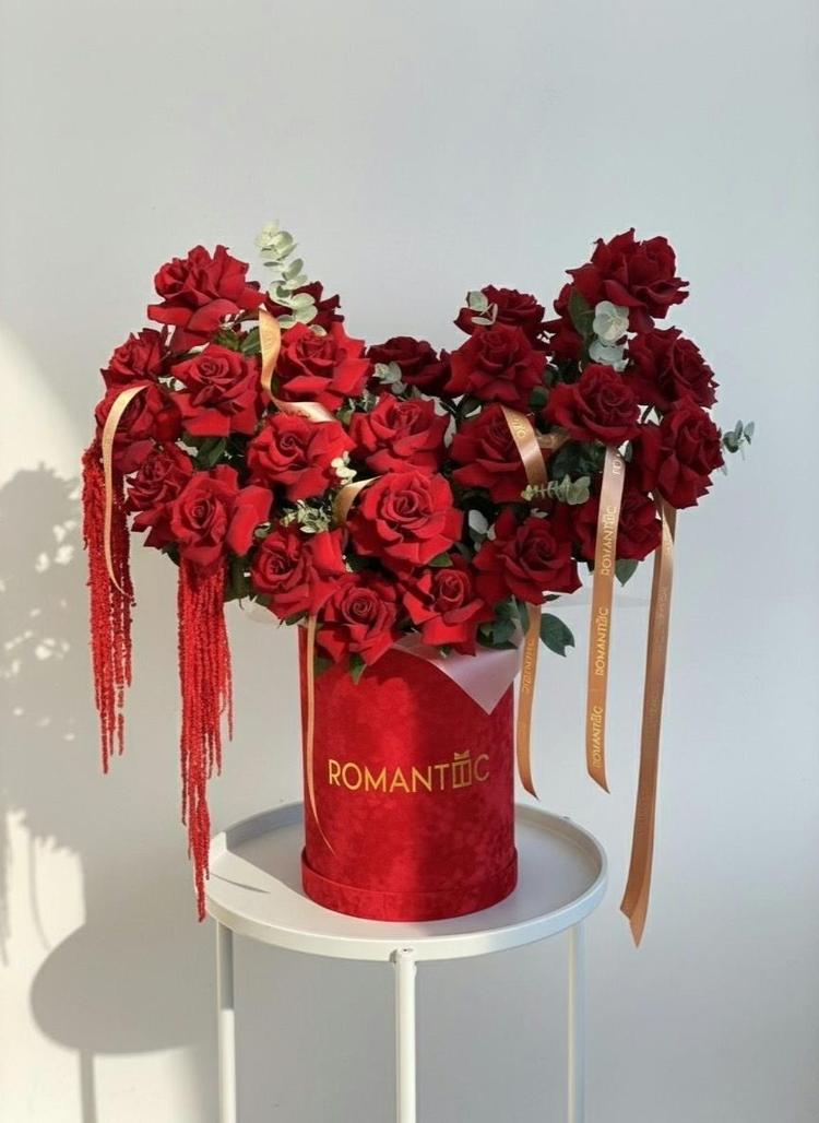 Композиция в коробке из 29 роз с добавлением амаранта