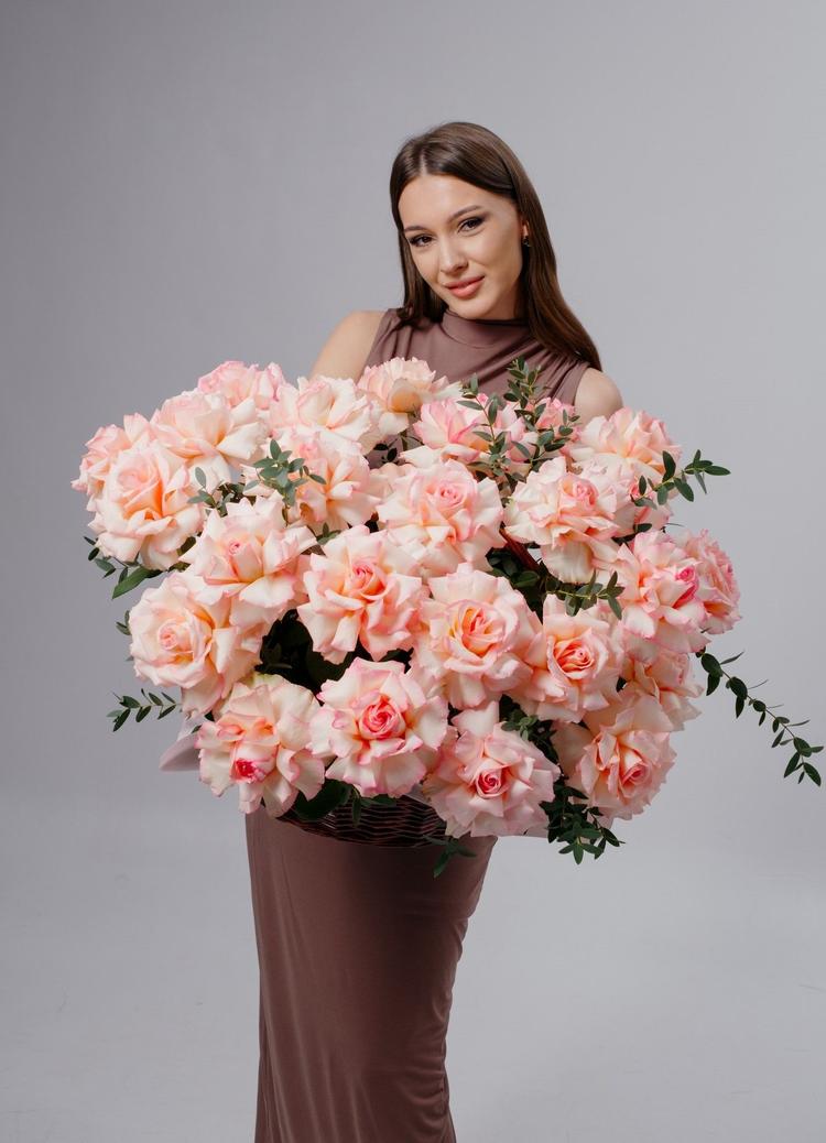 Композиция в корзине из 29 французских роз