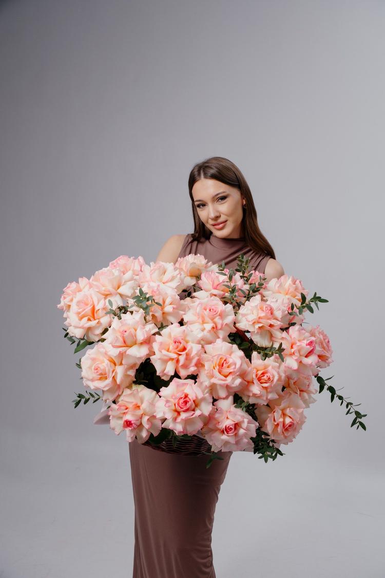 Композиция в корзине из 29 французских роз