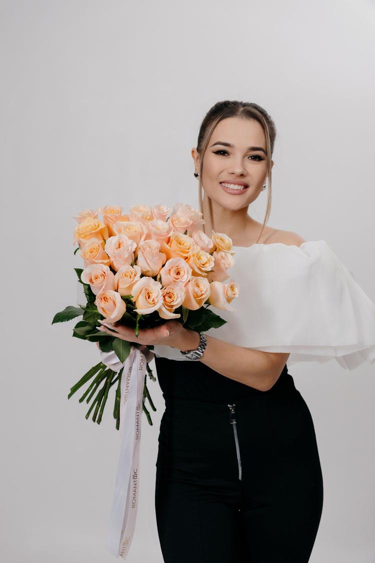 связка из 25 голландских роз