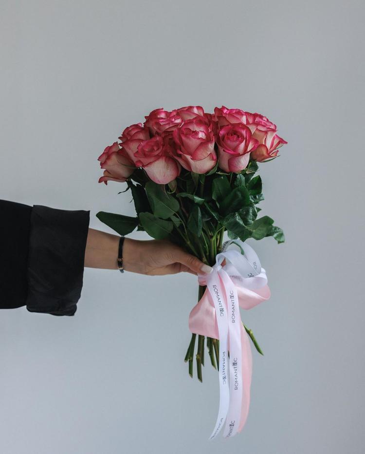 15 голландских роз под ленту