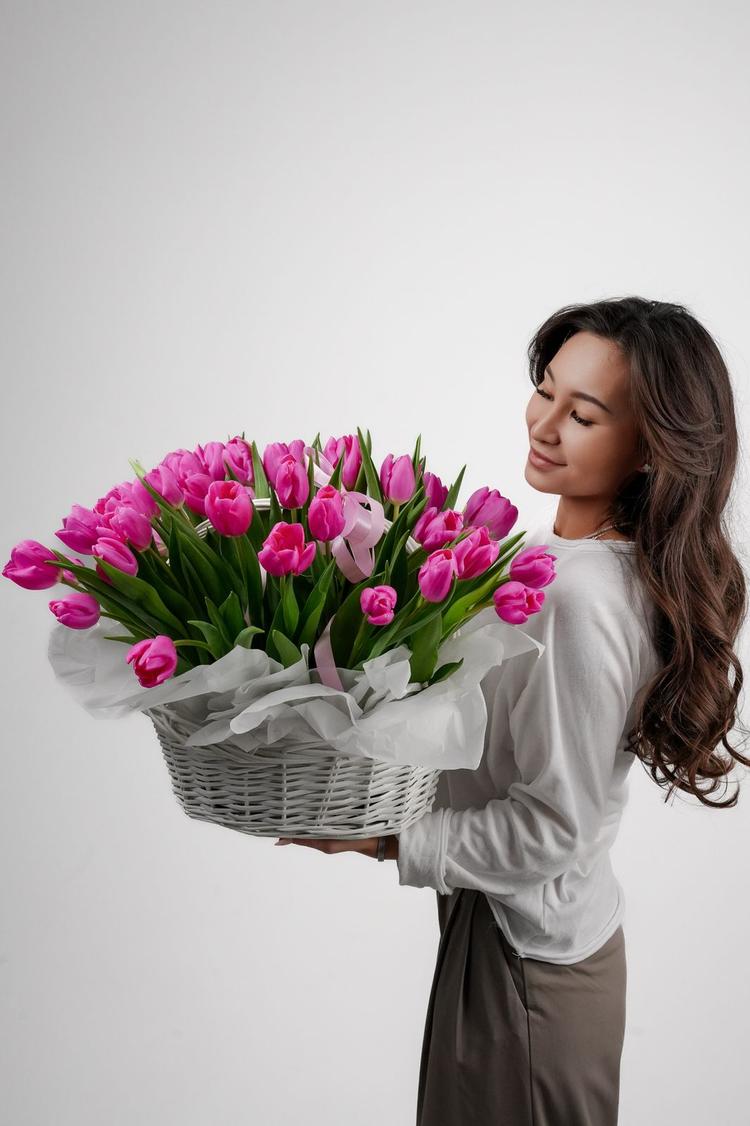 Композиция в корзинке из 61 тюльпана
