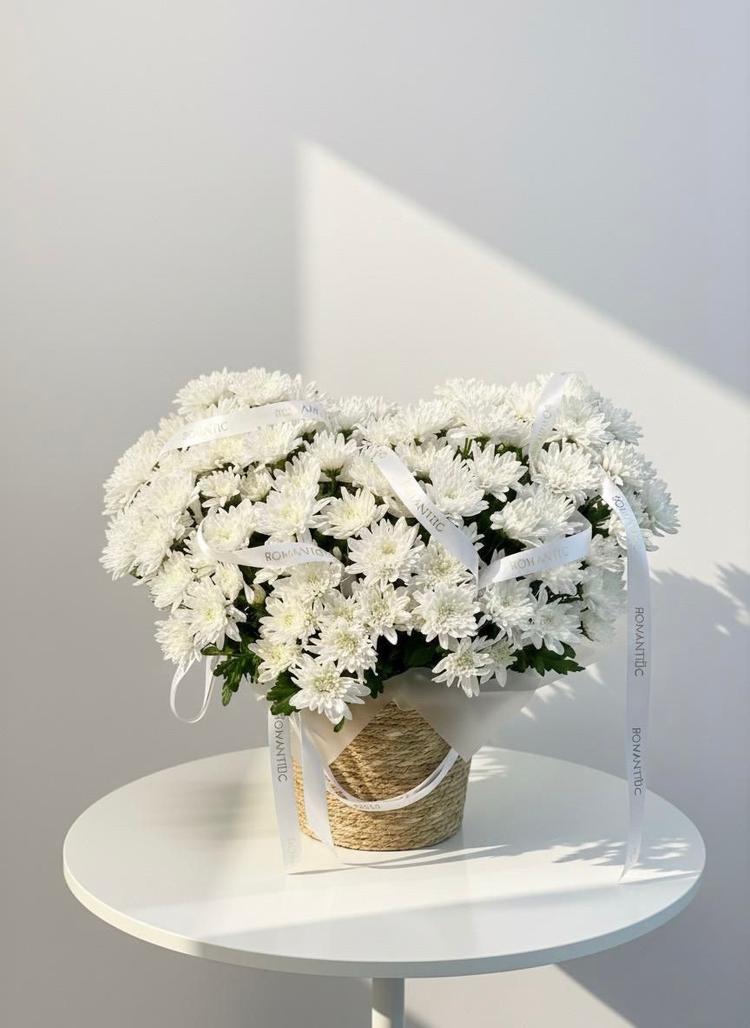 Композиция из хризантем в корзине