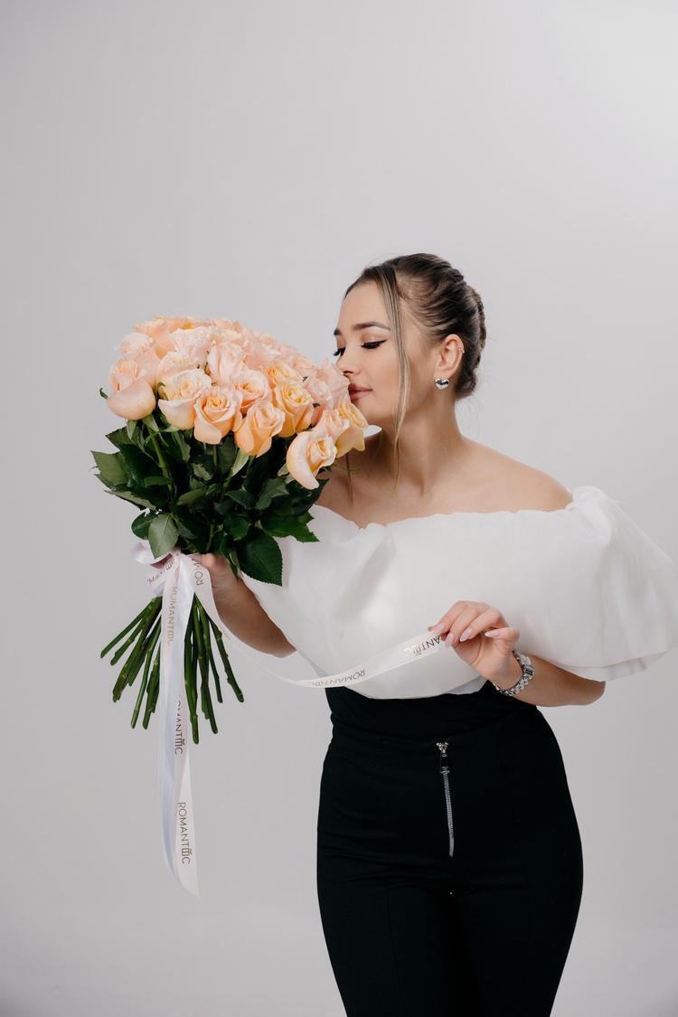 связка из 25 голландских роз